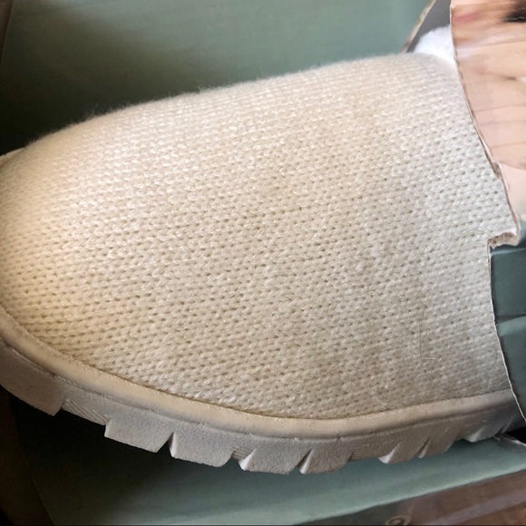 Women’s Slippers (White) - Picture 3 of 6